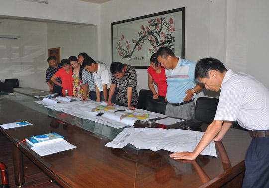 彭文杰(右一)检查乡镇小项目建设情况 彭文杰(右一)检查乡镇小项目建设情况