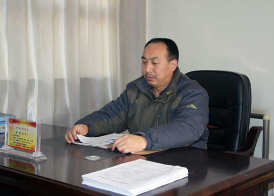 图为杨光生在办公室看文件 图为杨光生在办公室看文件